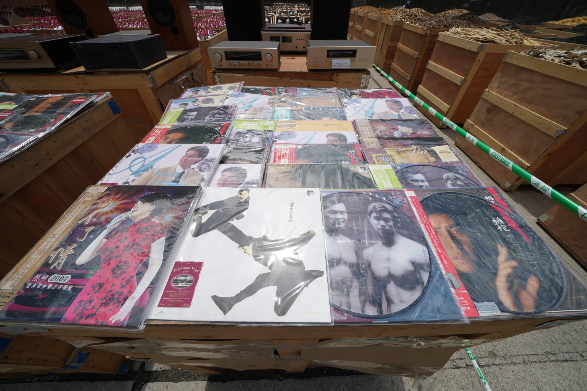 海關檢獲的懷疑走私唱片。(陳奕釗攝)