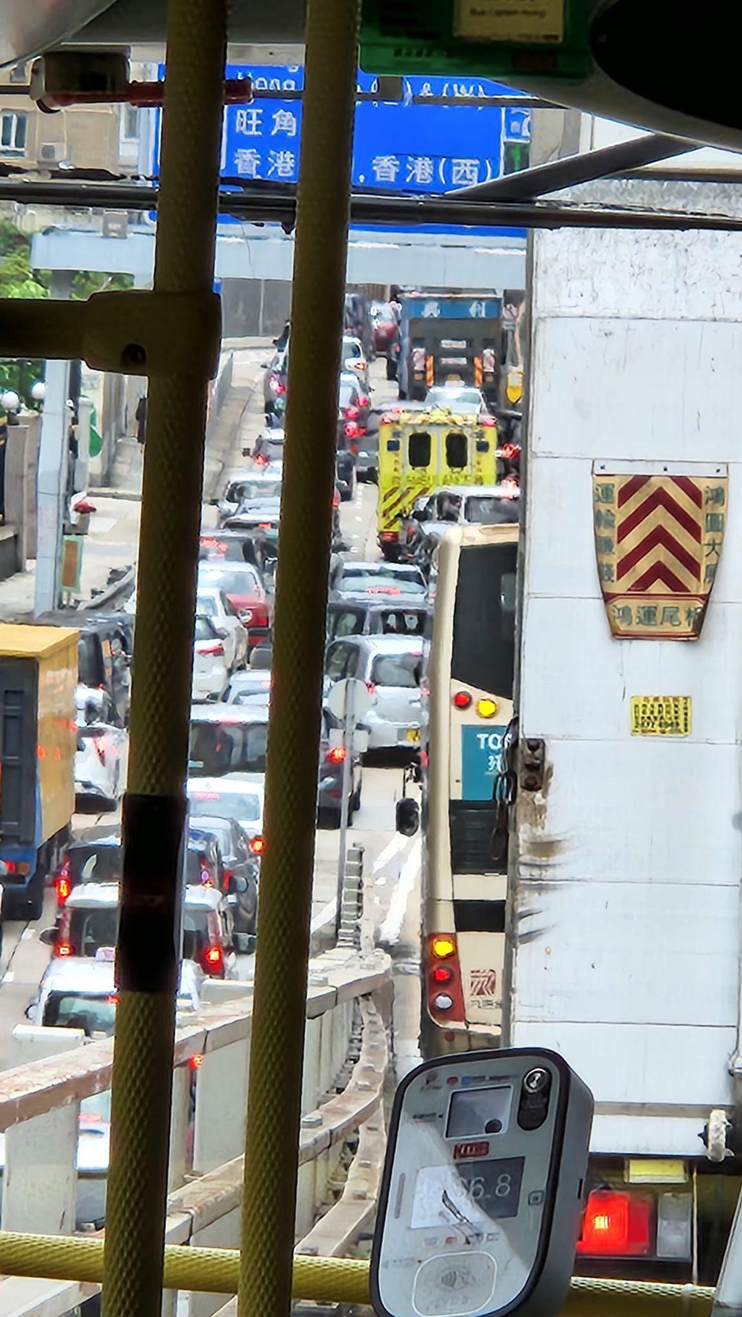 受事件影響,公主道往海隧方向全線封閉,現址附近大塞車。(資料圖片)