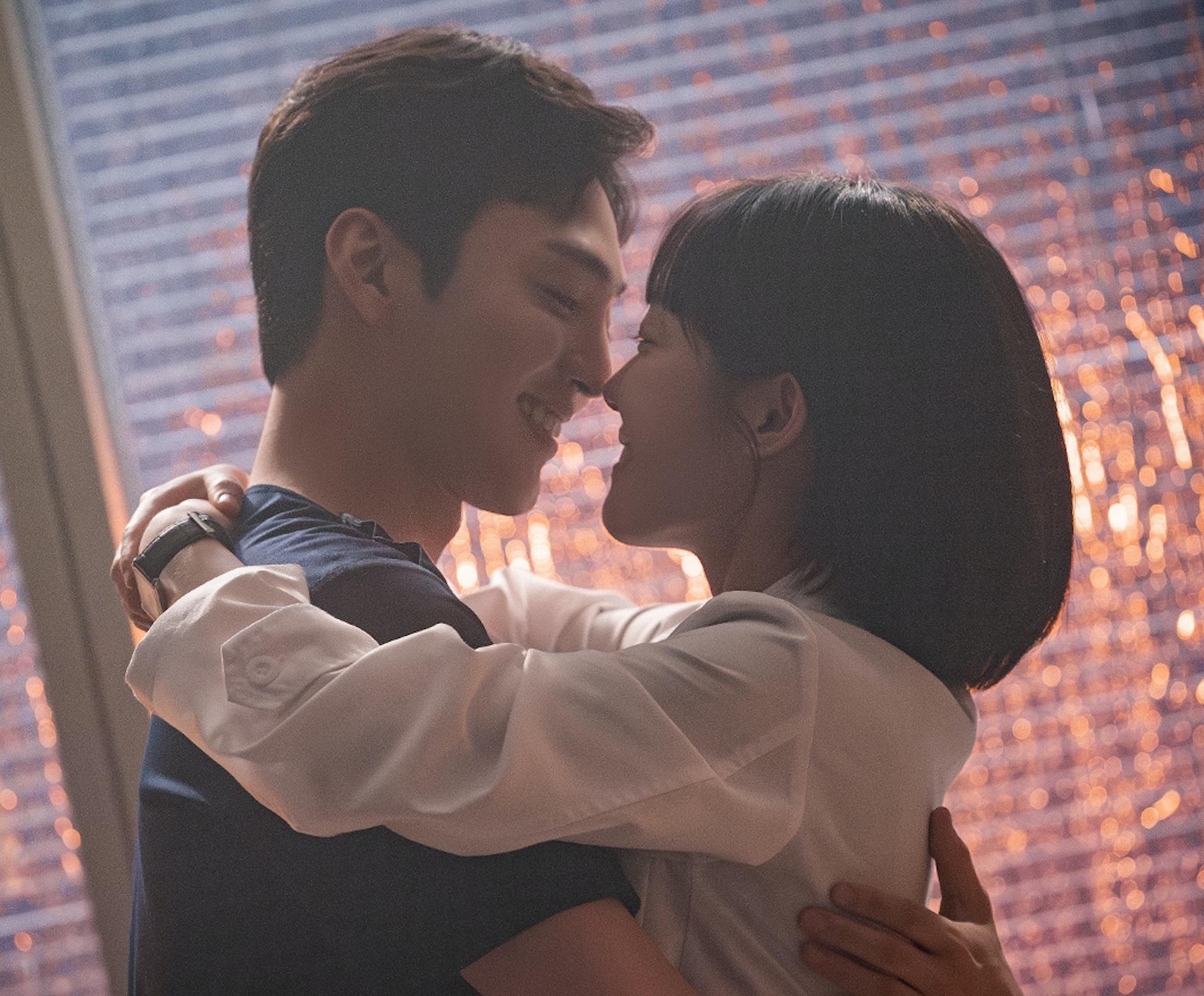 朴恩卓(金旻載 飾) 與尹雅凜(蘇朱娟 飾)深情一吻,重修舊好。