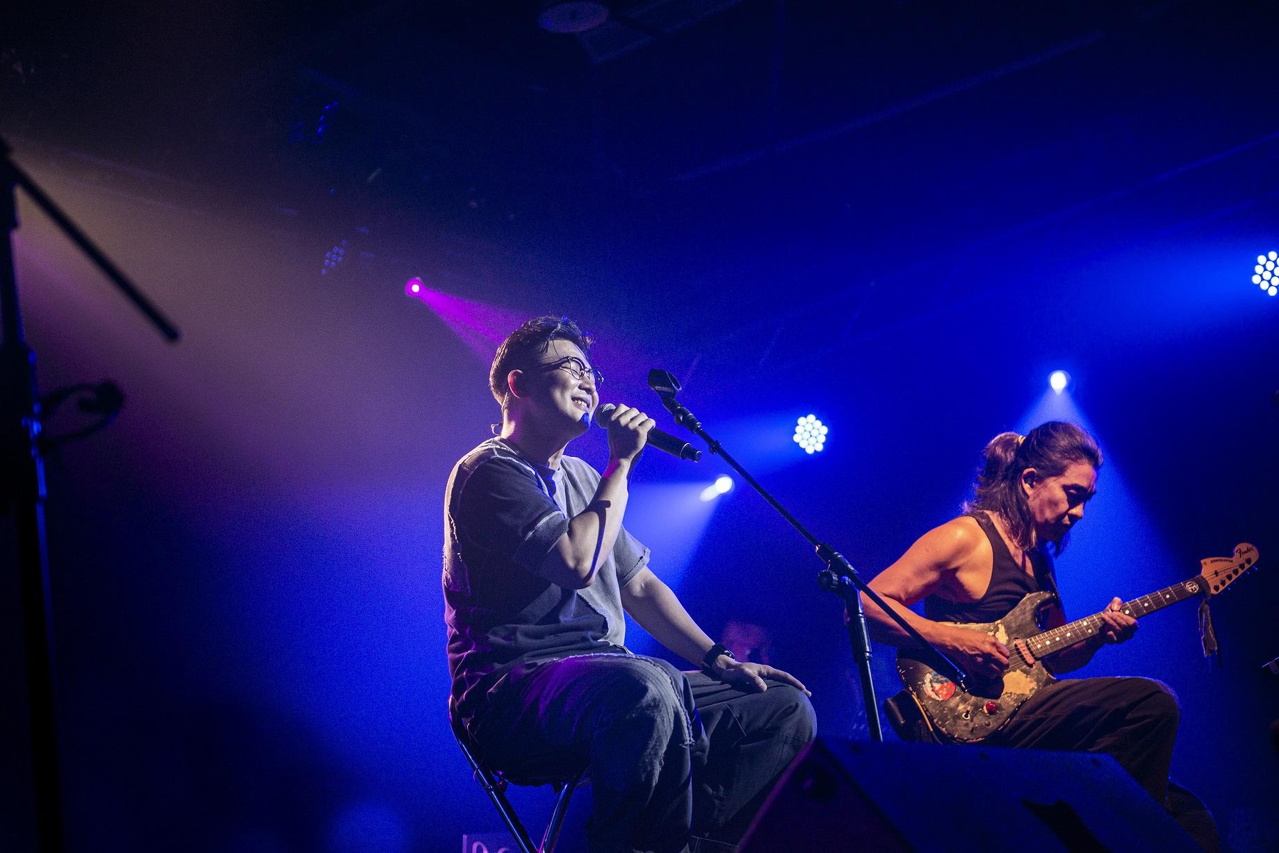 RubberBand特地在台北演唱會選唱,同期在港開騷的天后蔡健雅的歌曲《記念》。