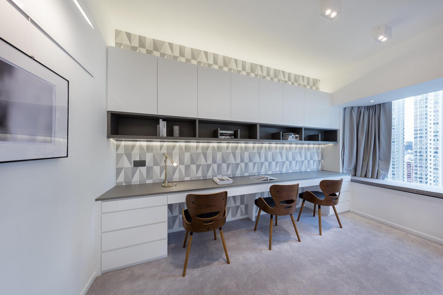 其中一間睡房改作書房用途,空間闊大充足。