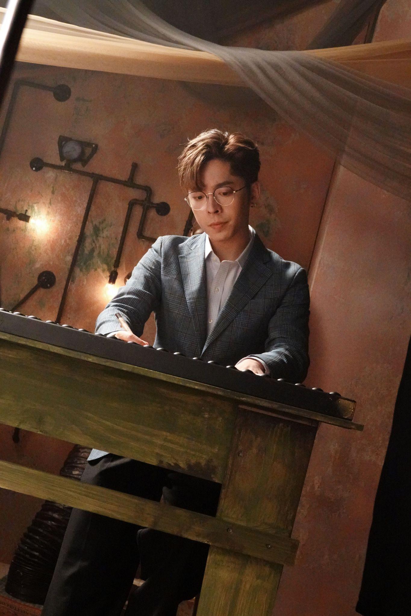 MIRROR今日推出跳唱團歌《SHEESH》。