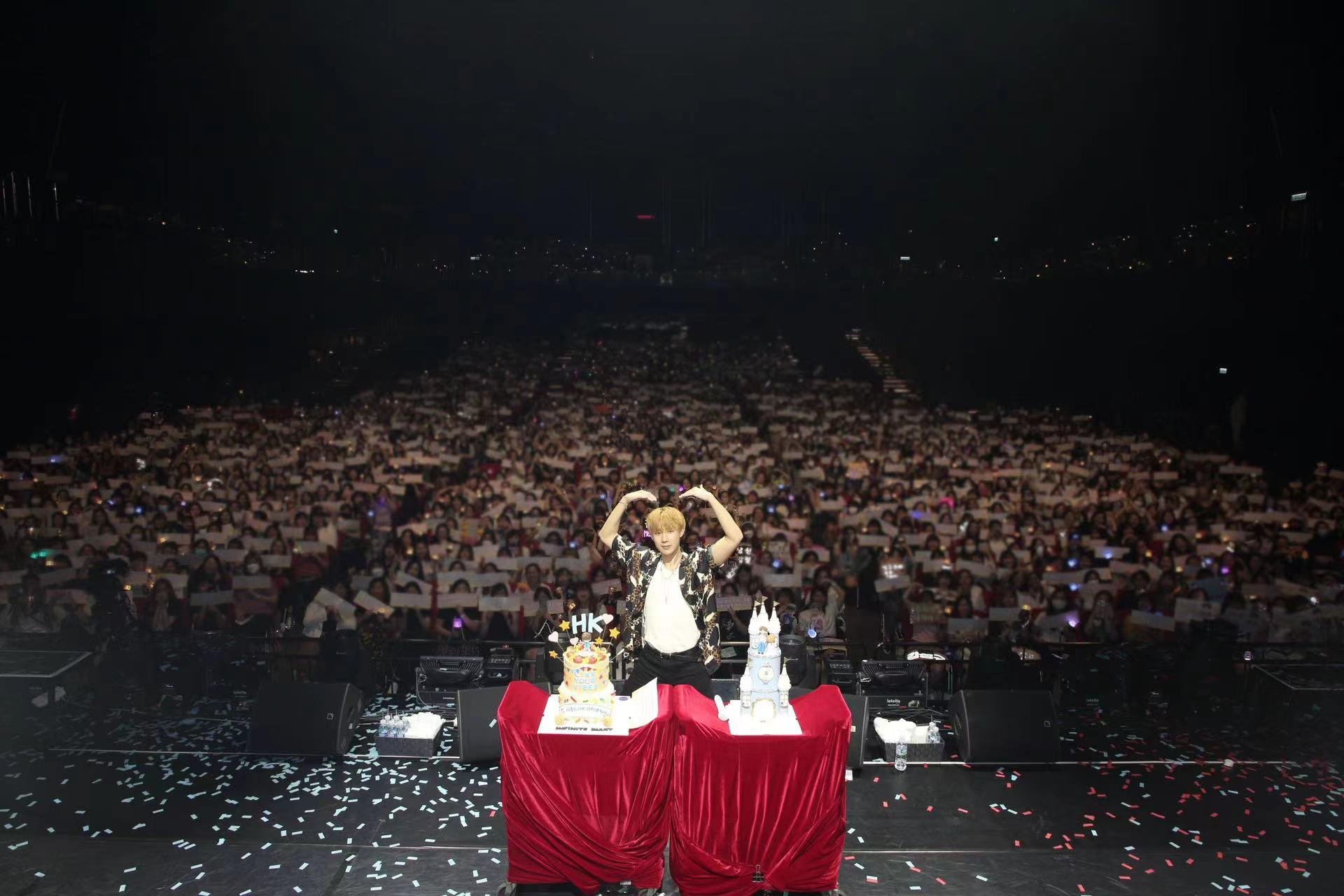 金聖圭獲港迷準備Q版造型蛋糕,令他十分驚喜。