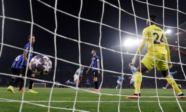 皮球直飛柱邊死角入網,安拿拿未能作出任何反應