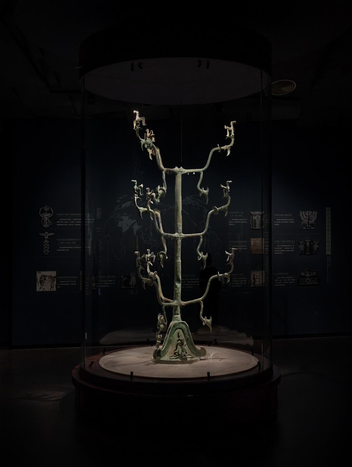 1986年三星堆發掘出土的2號青銅神樹。(圖片來源:視覺中國)