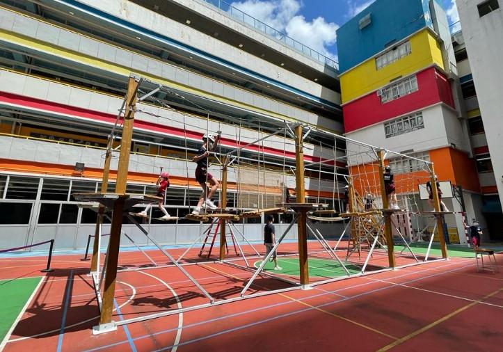 香港遊樂場協會設置約4米高的流動繩網