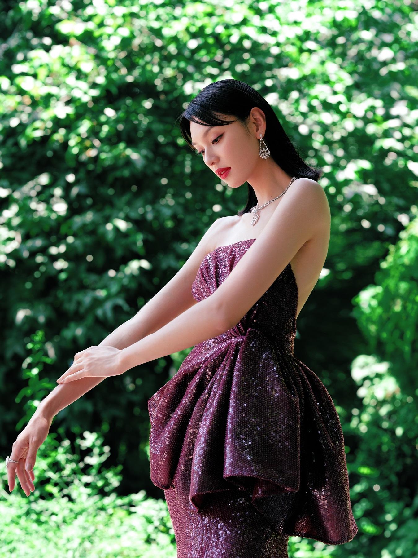 Louise就以一身紫紅色露肩低胸長裙行紅地氈。