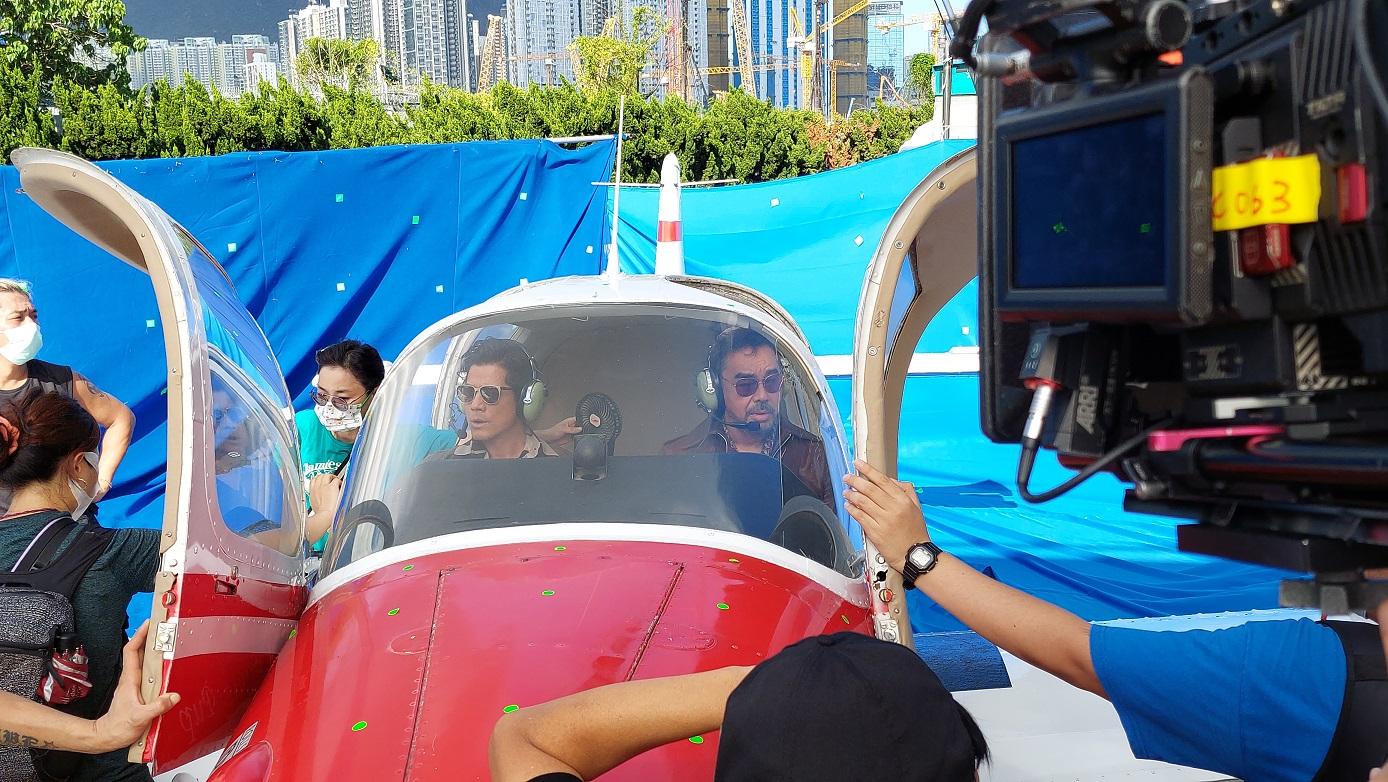 劉青雲與郭富城於炎夏擠進侷促機艙,摸擬揸飛機。(《掃毒3:人在天涯》製作特輯載圖)