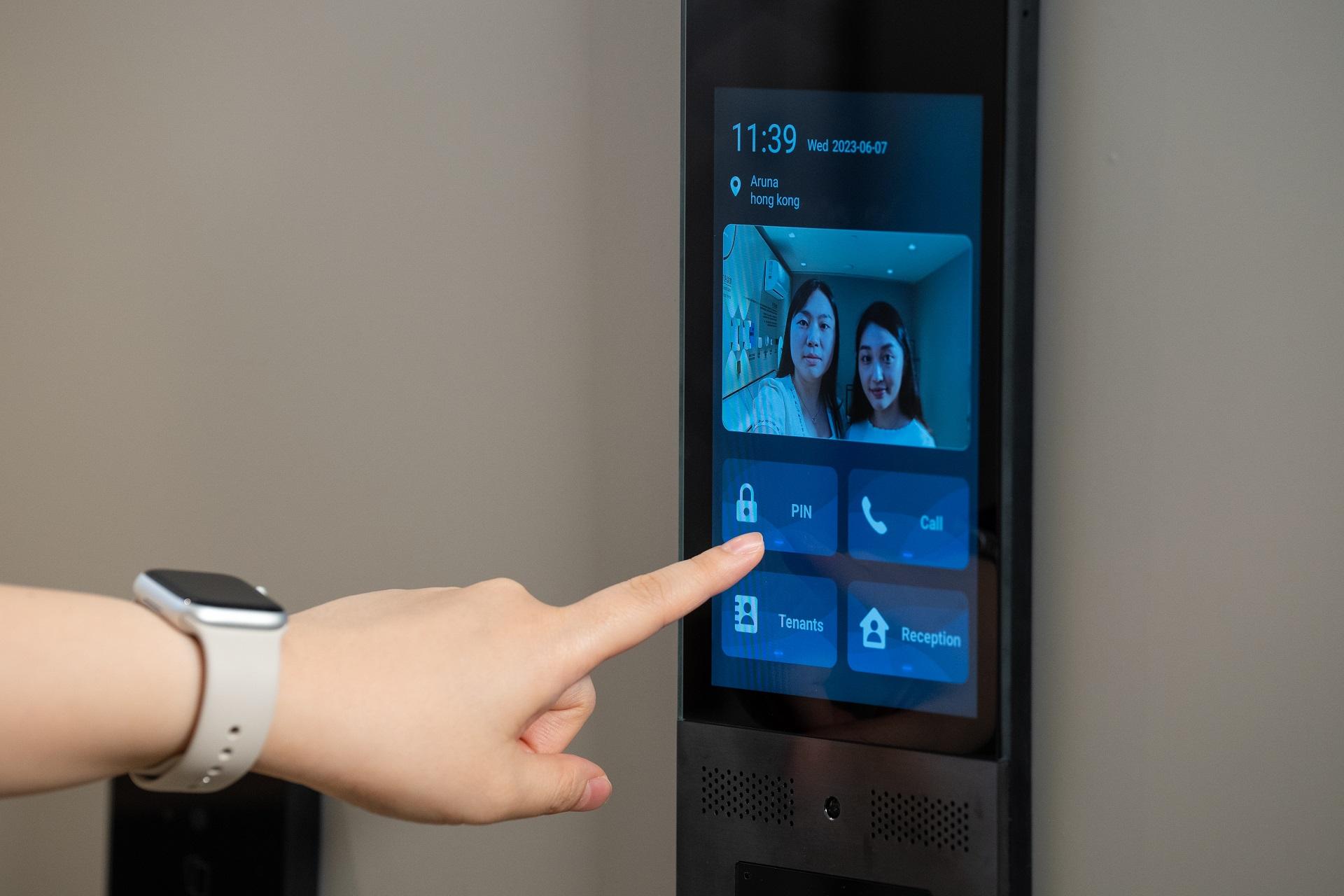 大堂的智能視像對講機連接住戶的手機應用程式,住戶可即時核實訪客身份。