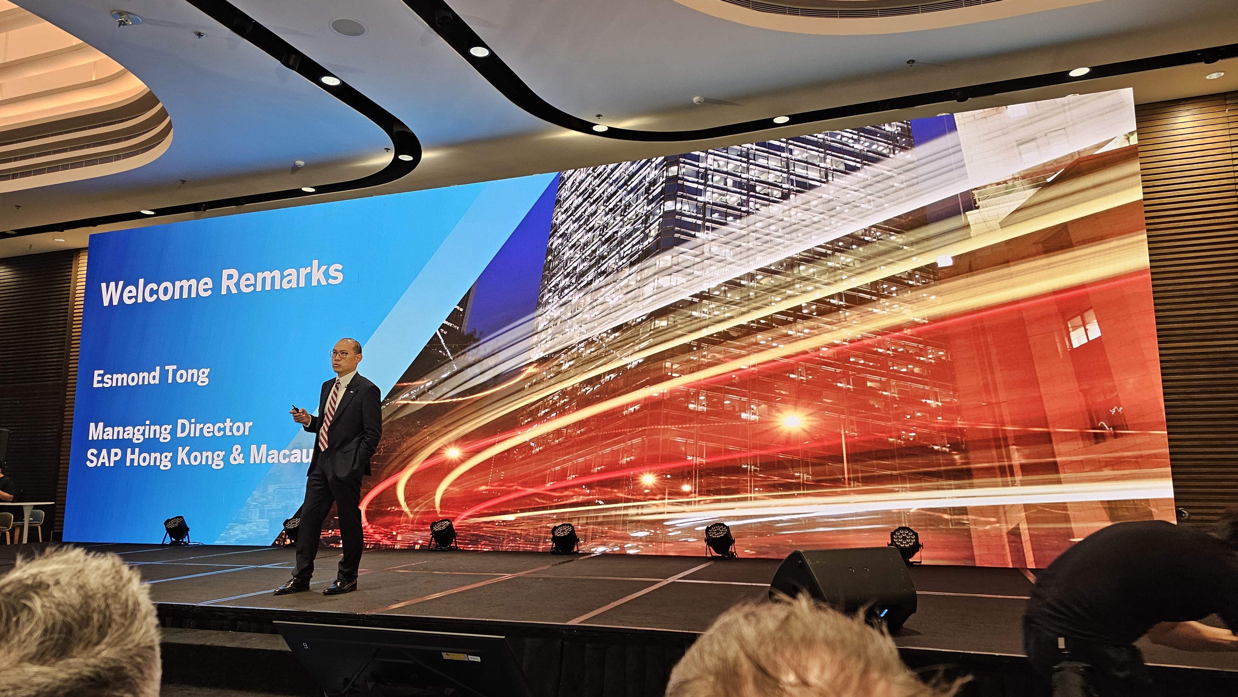 Esmond在上午主演講環節歡迎與會嘉賓和合作夥伴。