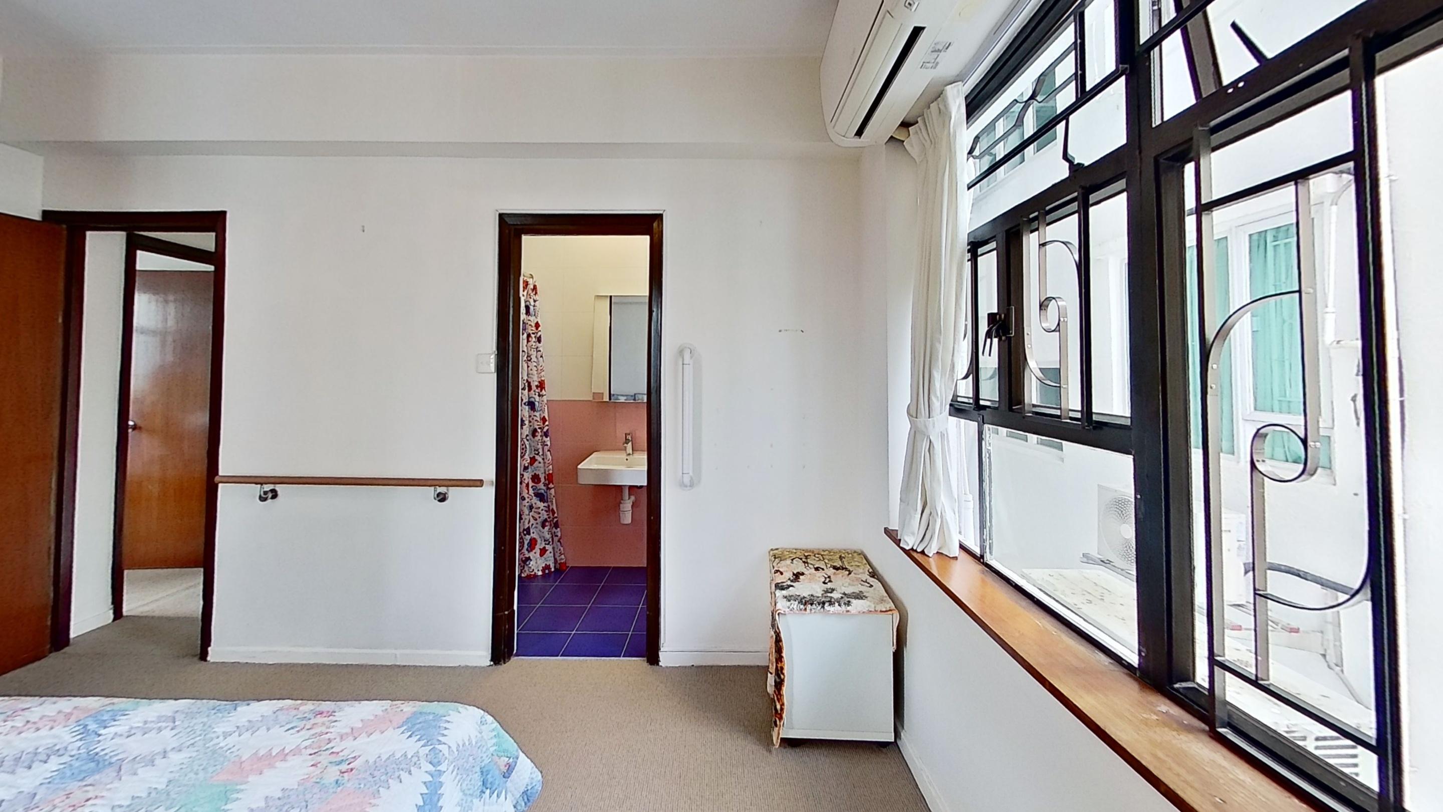 主人套房的床尾與浴室之間的距離闊大。