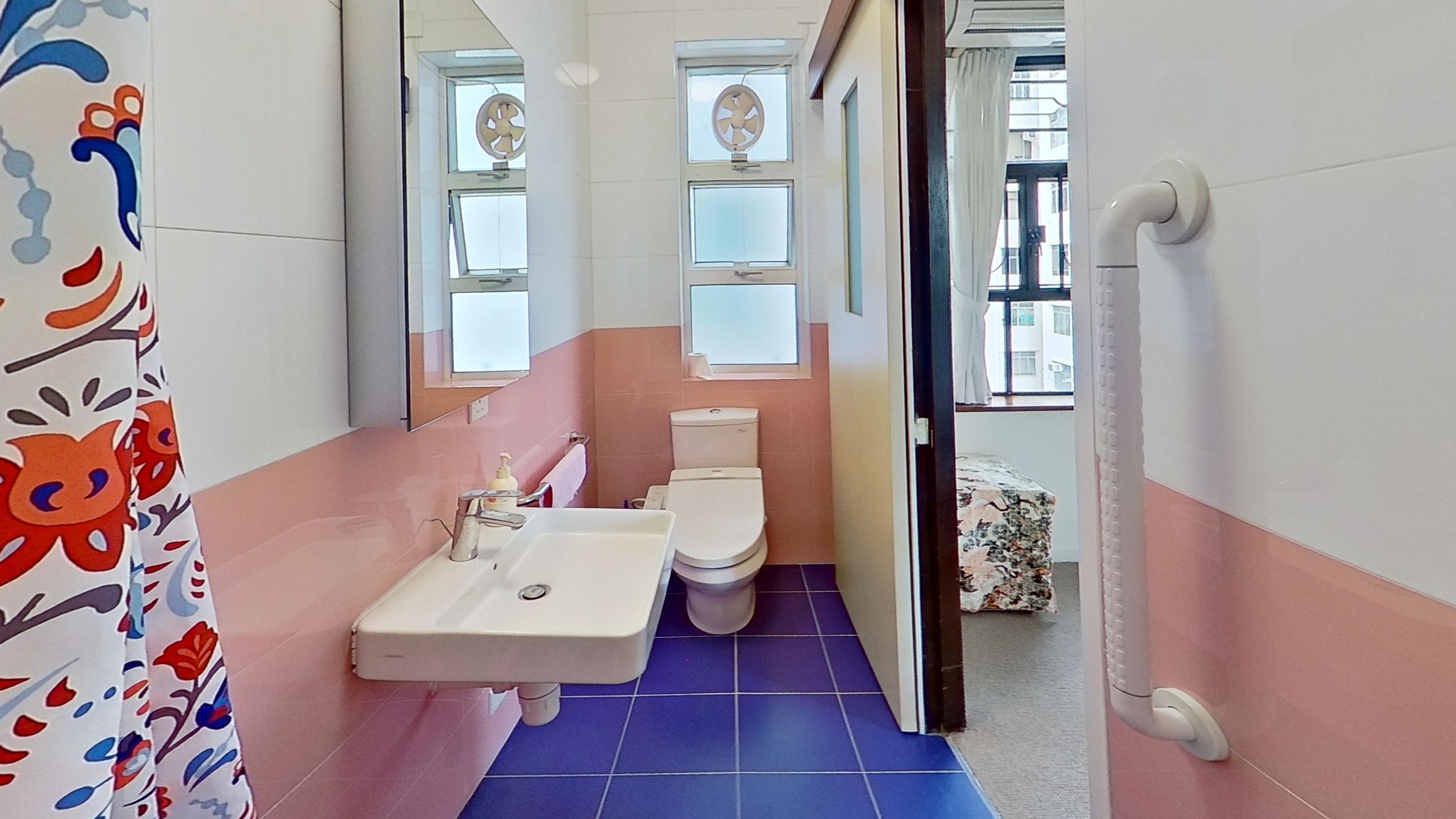 主人套房的浴室為明廁,裝修企理。