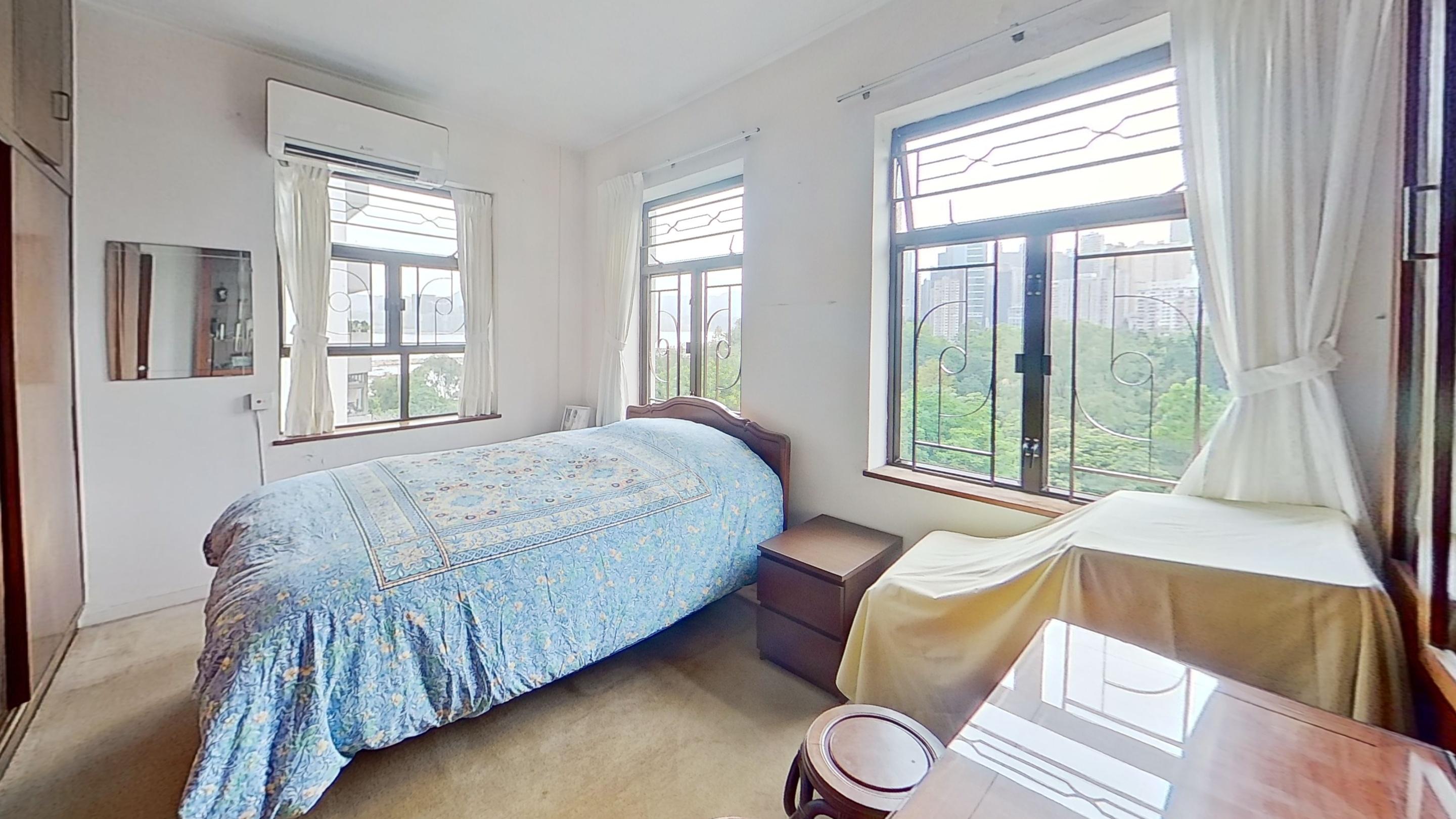 其中一間睡房設有3個大窗,非常通爽舒服。