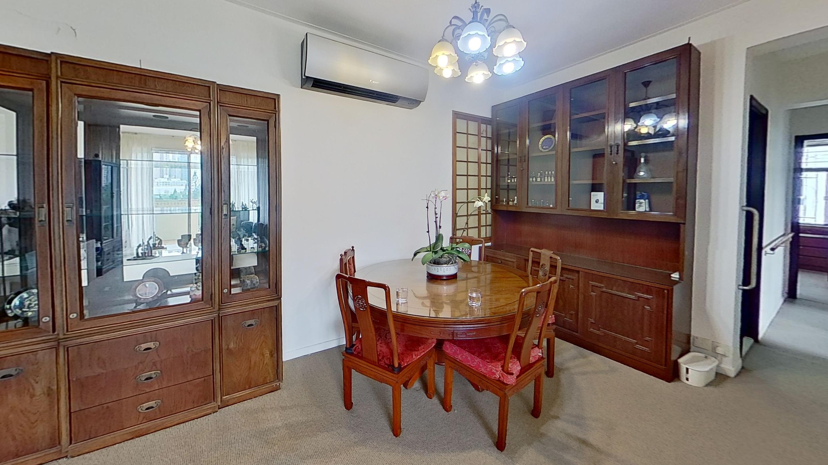 飯廳一邊放有5人酸枝餐桌及兩組大儲物櫃,活動空間仍充裕。