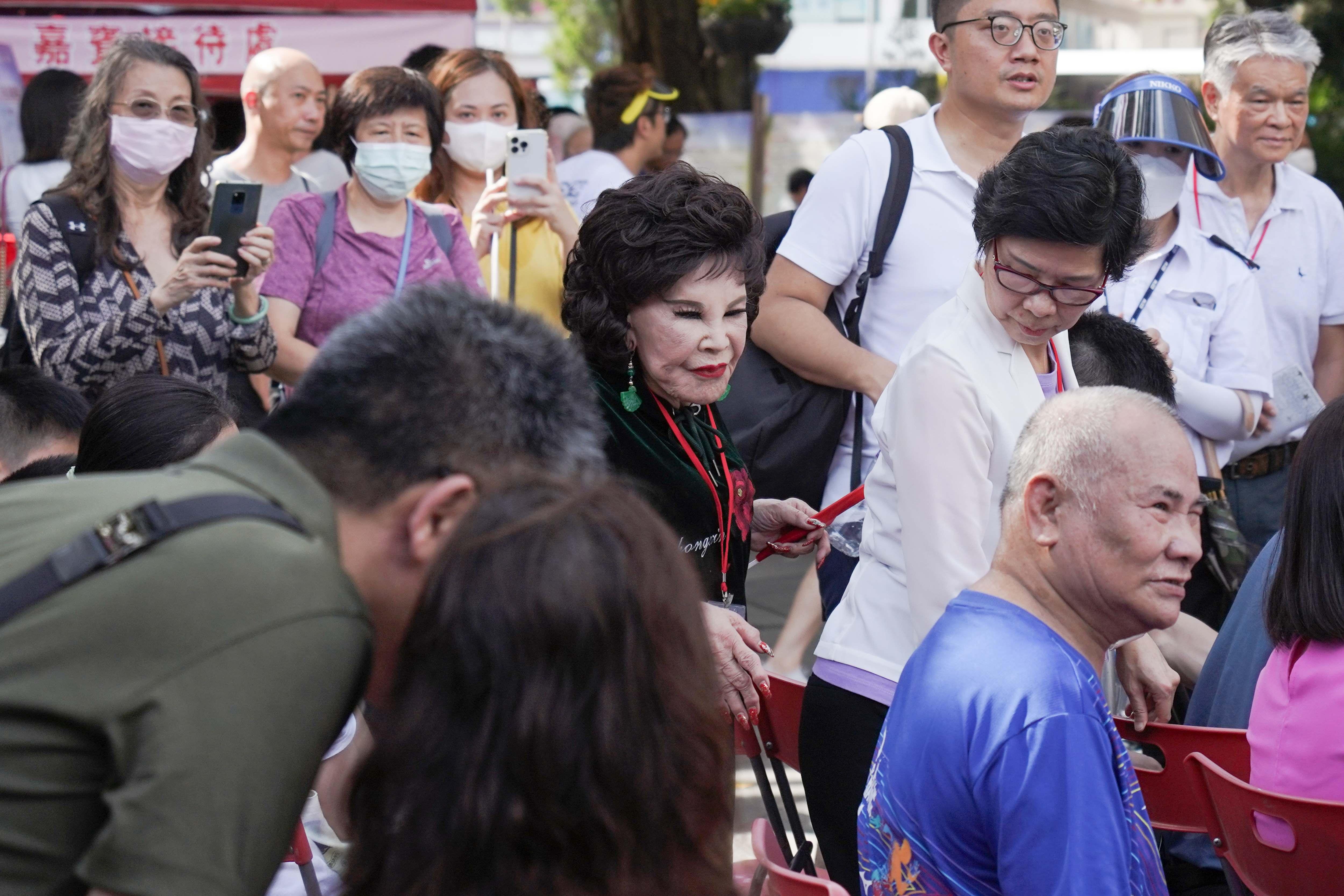 黃夏蕙端午節到香港仔觀龍舟賽