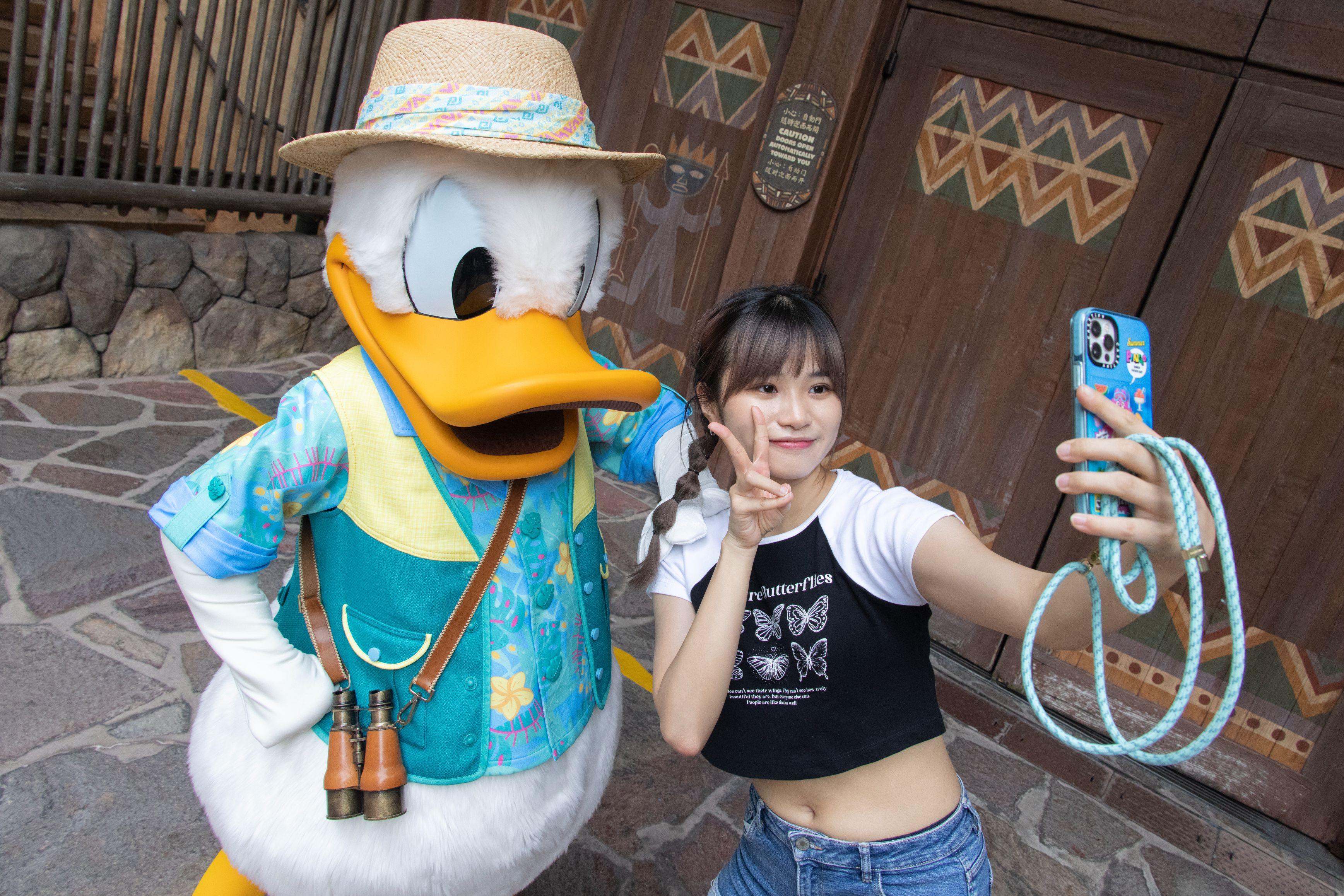 迪士尼好友換上全新探險主題的夏日限定打扮。