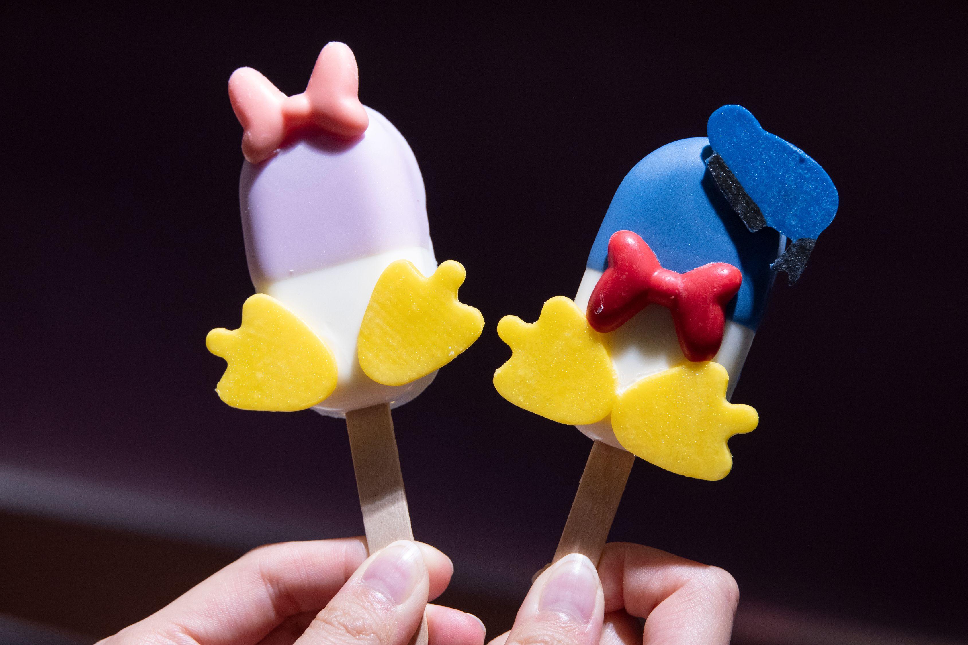 黛絲及唐老鴨主題甜品棒 $68/兩件 (蘇文傑攝)