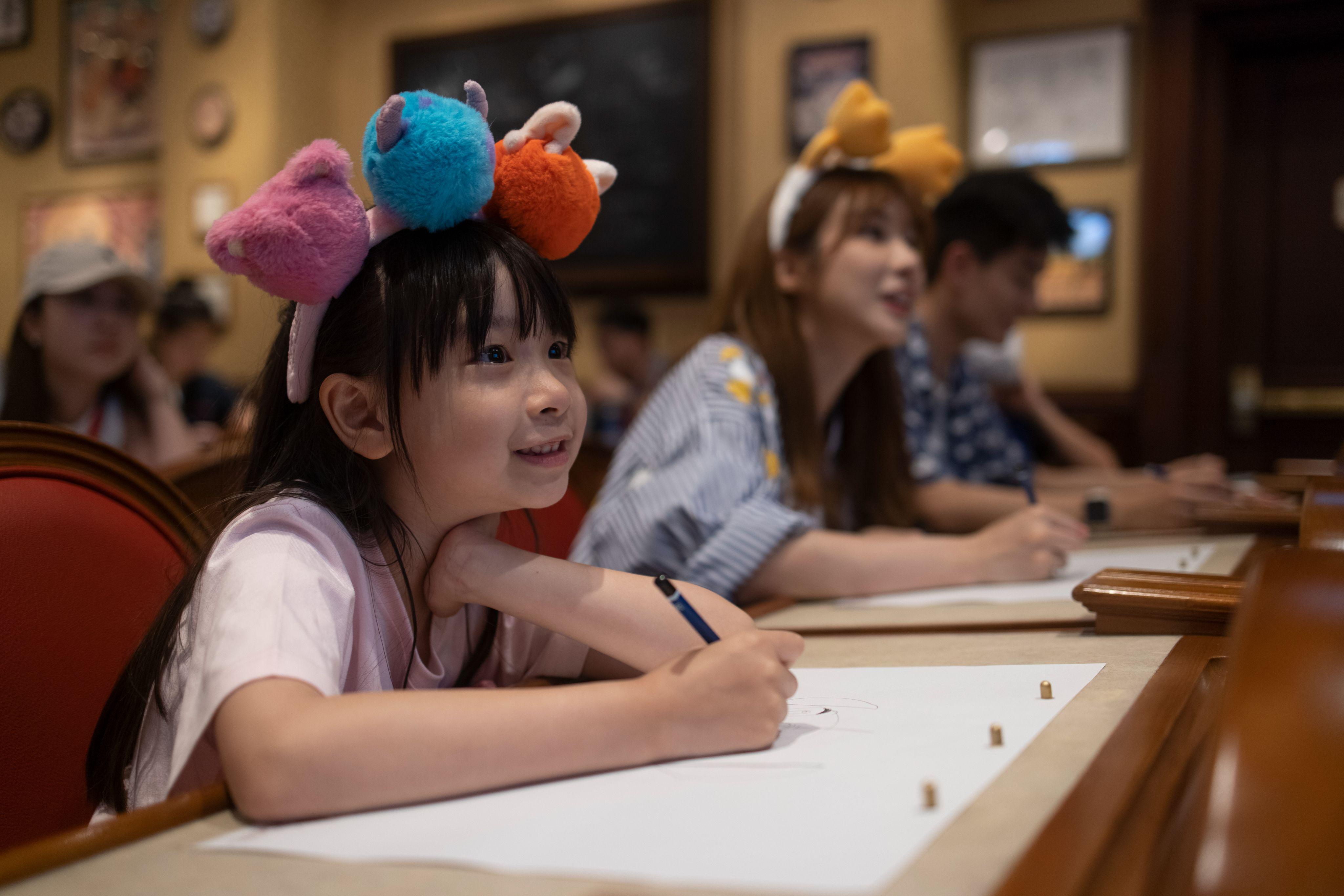 可到動畫藝術教室學習如何繪畫史迪仔。