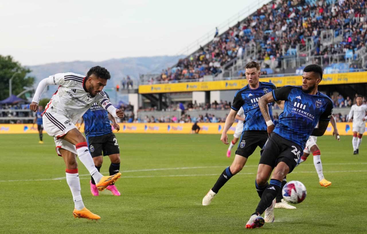 捷西斯費拉拿(左)