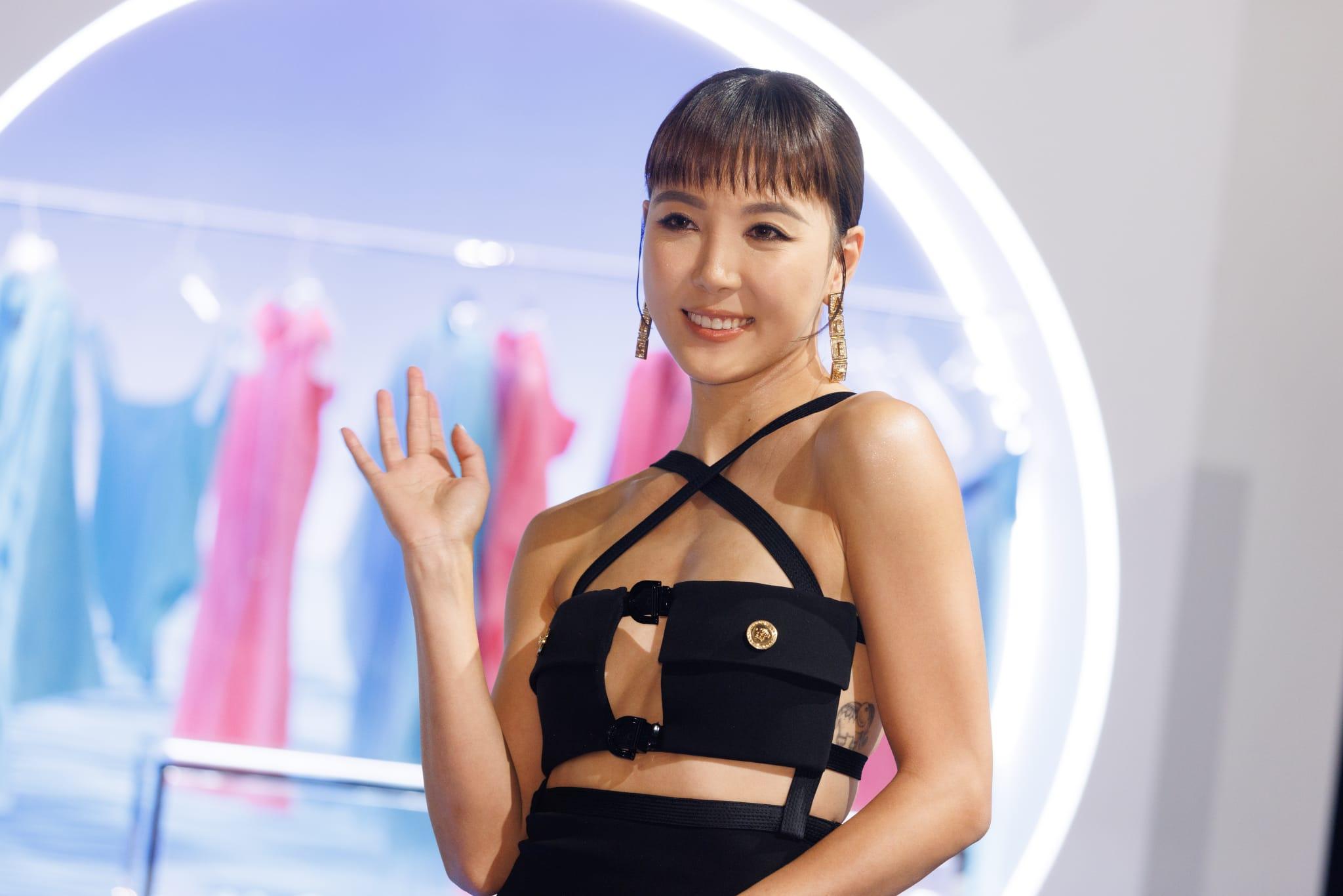 Alina為了一身超性感大露背打扮,事前餓足大半天。(蘇文傑攝)