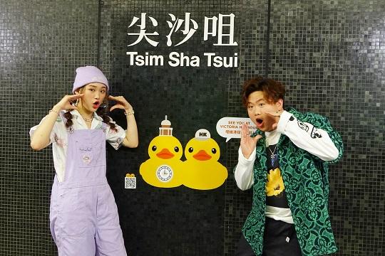 肥仔與Win WIn傳授扮鴨秘訣,一定雙手,否則變成《Megahit》手勢。