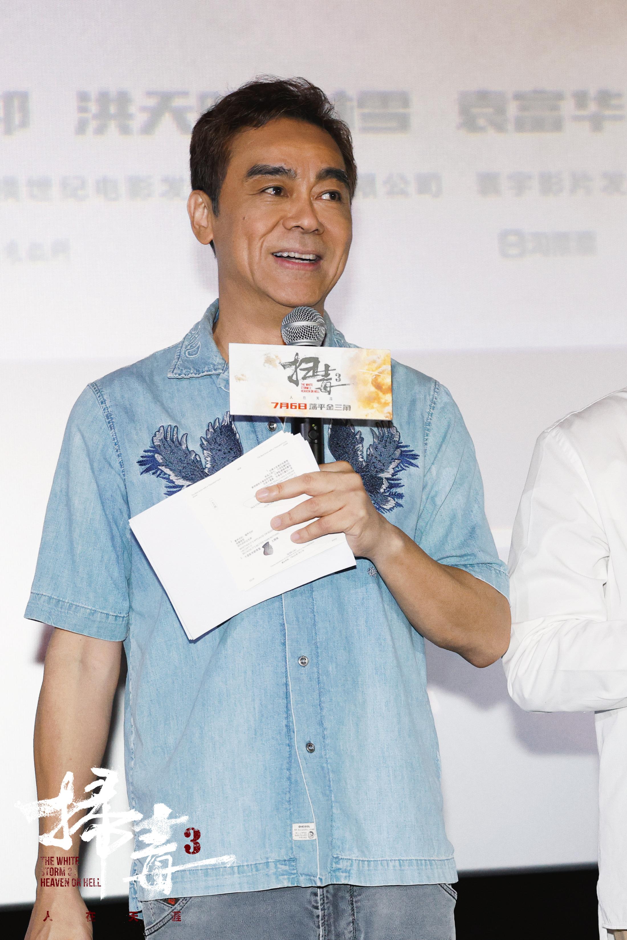 劉青雲為現場一名88歲生日的婆婆獻唱生日歌。