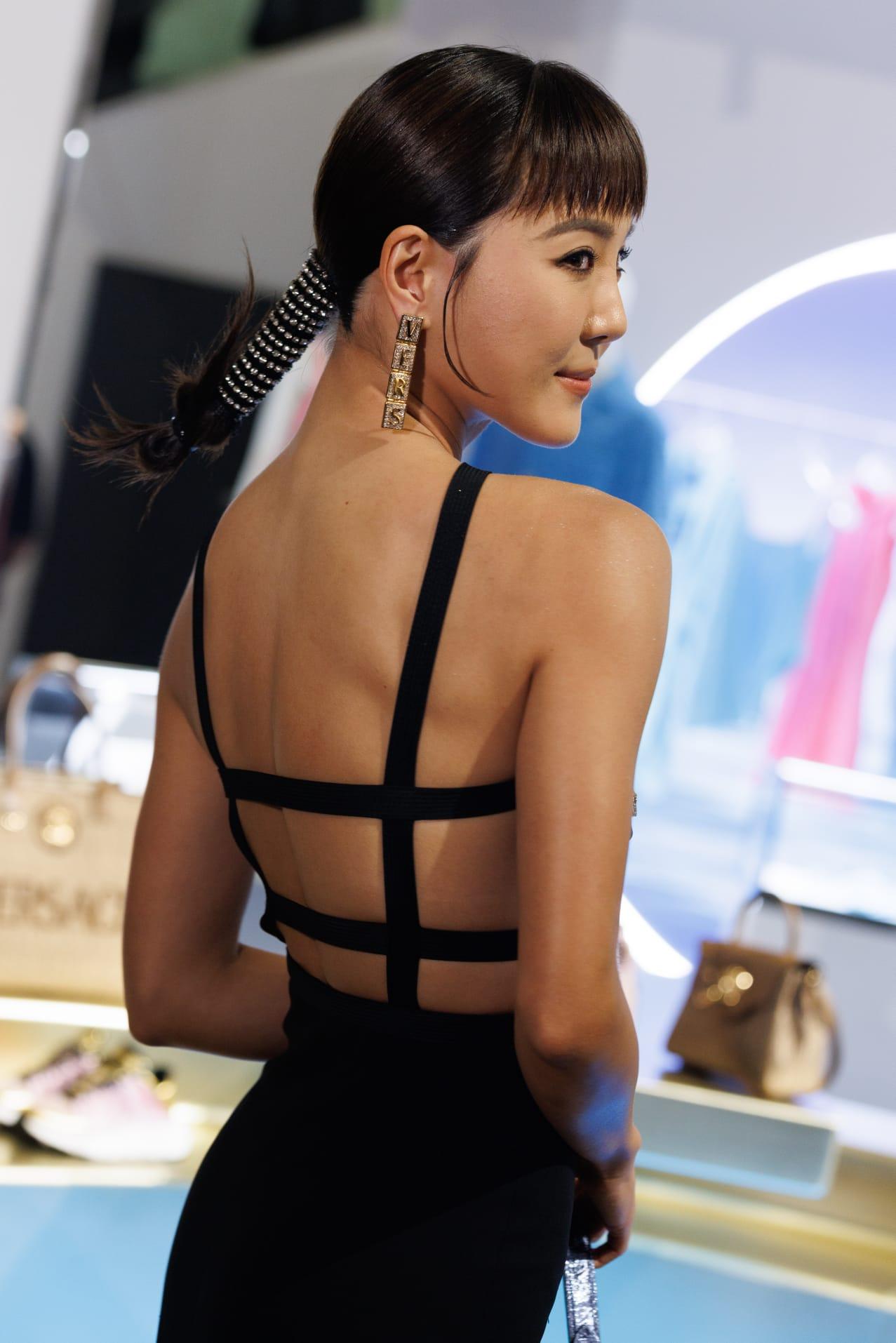 Alina以一身超性感大露背打扮,出席時裝活動,非常搶鏡。(蘇文傑攝)