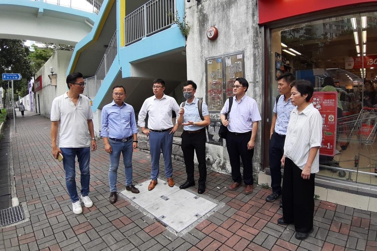 顏汶羽(左三)與觀塘區議會交通發展及運輸委員會委員及運輸署官員,實地視察不同交通試驗措施。(顏汶羽FB)