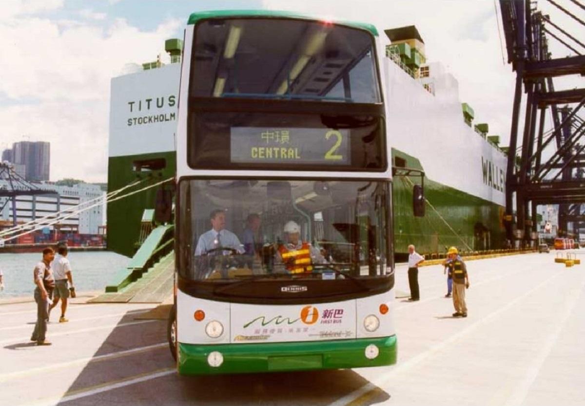 首輛新巴1998年從英國運抵本港,關則輝形容是「新巴駛上岸的歷史性一刻」。(關則輝FB圖片)