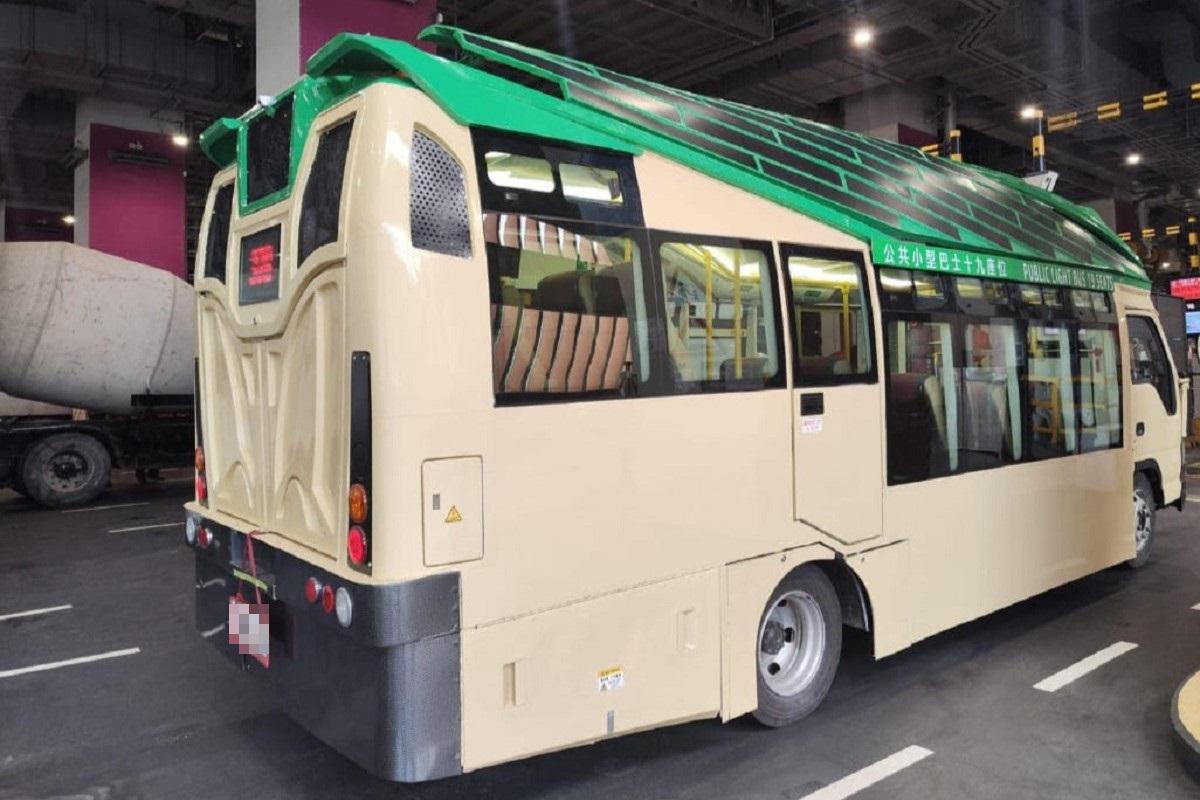 網上流傳低地台電動小巴「金路通」前往驗車的相片,其外形惹來網民熱議。(網上圖片)