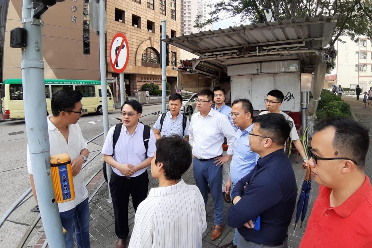 顏汶羽(左五)與觀塘區議會交通發展及運輸委員會委員及運輸署官員,實地視察不同交通試驗措施。(顏汶羽FB)