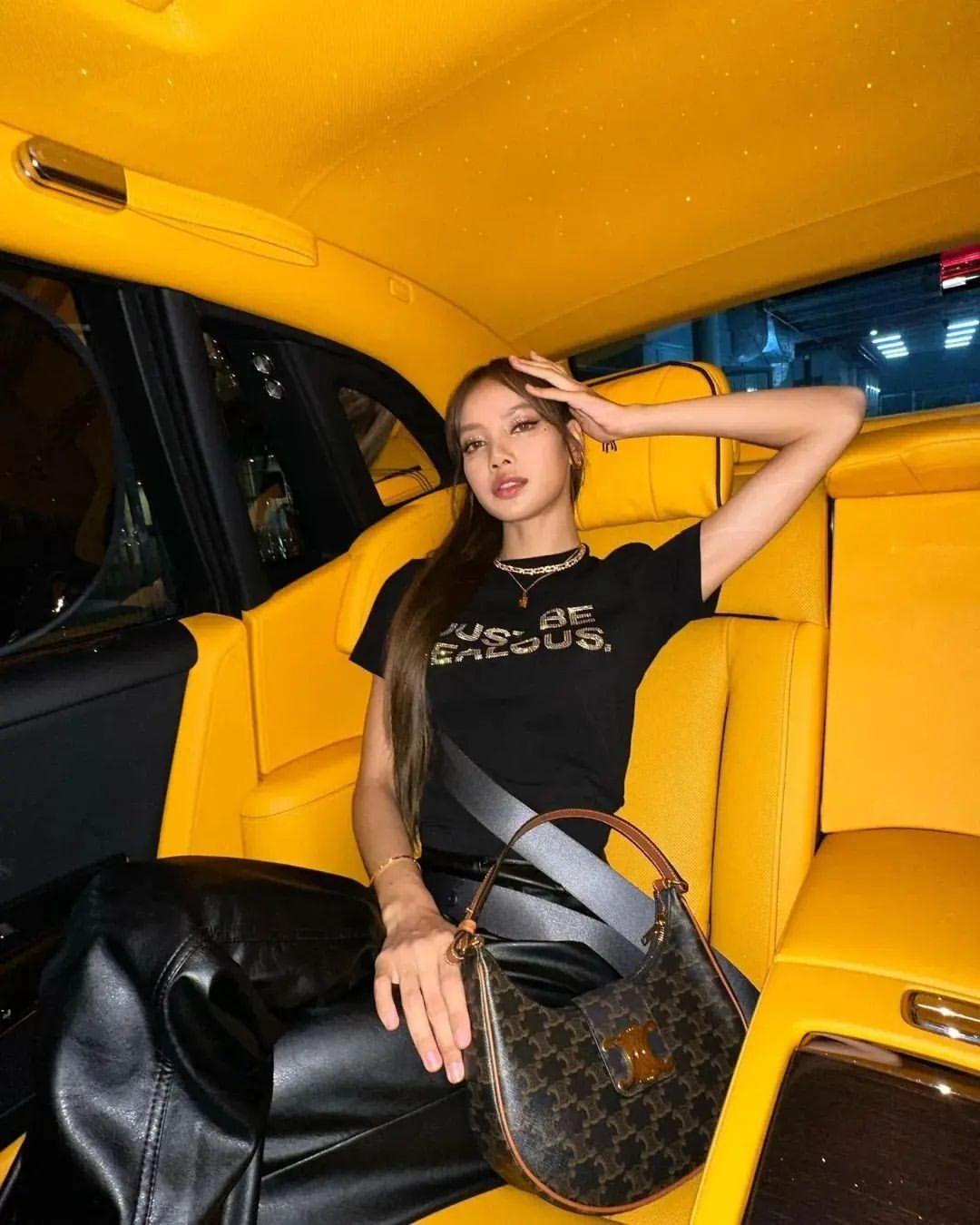 以短版上衣及皮褲搭配標誌印花牛皮革AVA TRIOMPHE手袋,塑造俐落率性造型。