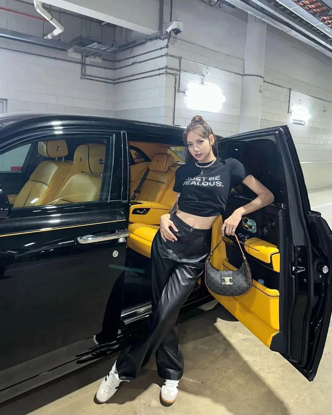 以短版上衣及皮褲搭配標誌印花牛皮革AVA TRIOMPHE手袋,塑造俐落率性造型。