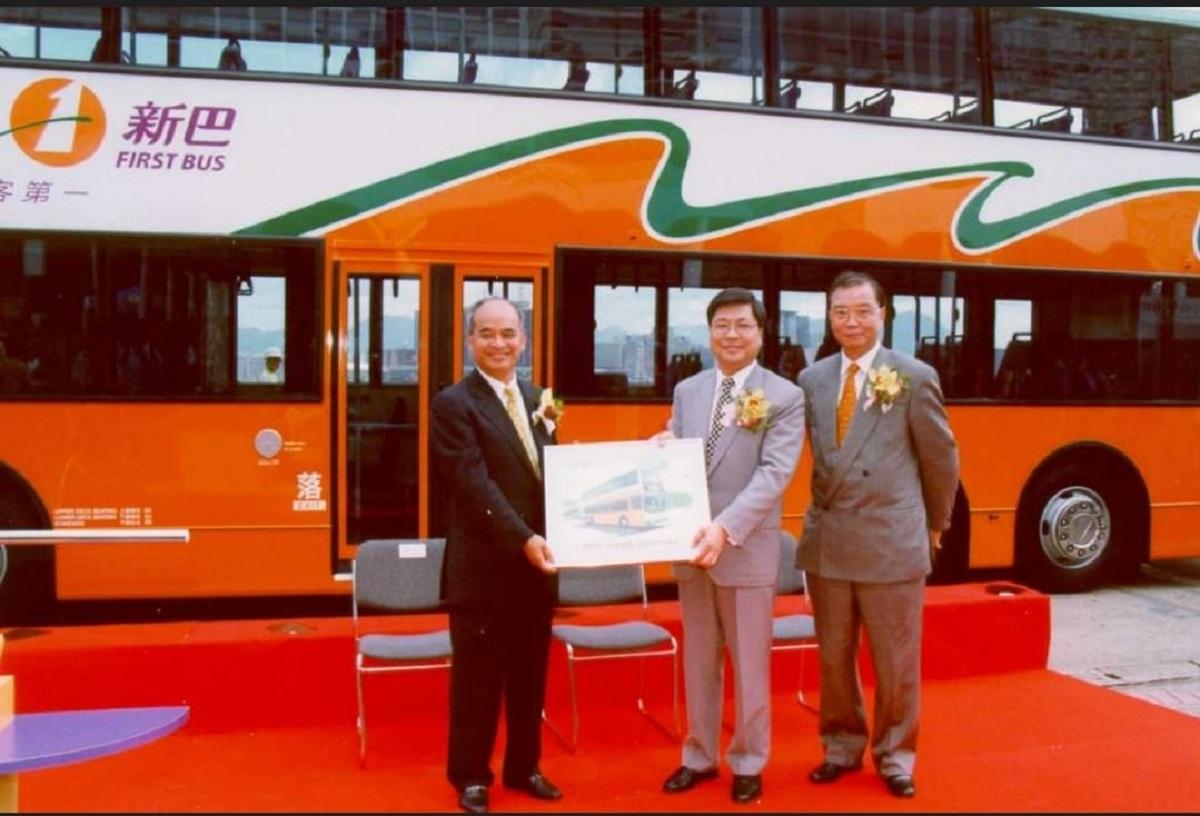 新巴高層當年與政府官員在新巴巴士前合照,左起為時任新巴主席鄭家純、時任運輸局局長吳榮奎、時任新巴董事總經理許雄。(關則輝FB圖片)
