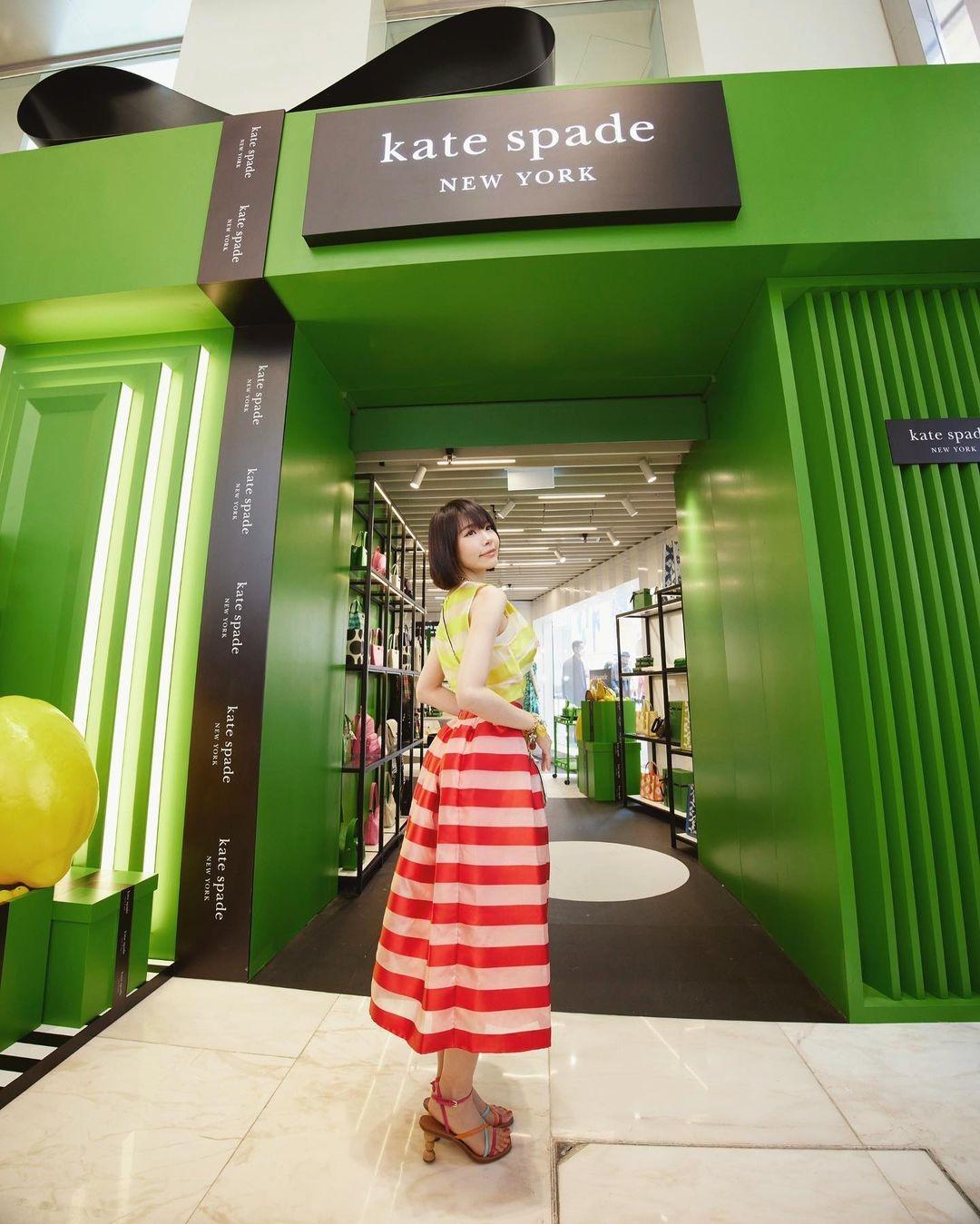 快閃店門口也是禮物盒設計。