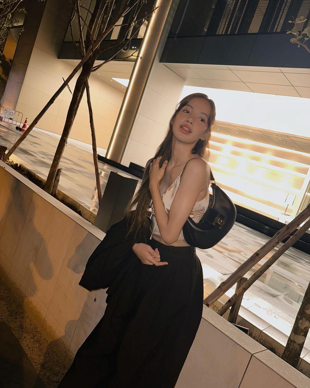 外出參加派對,亦可以黑色AVA TRIOMPHE手袋妝點俏麗穿搭,散發法式優雅。