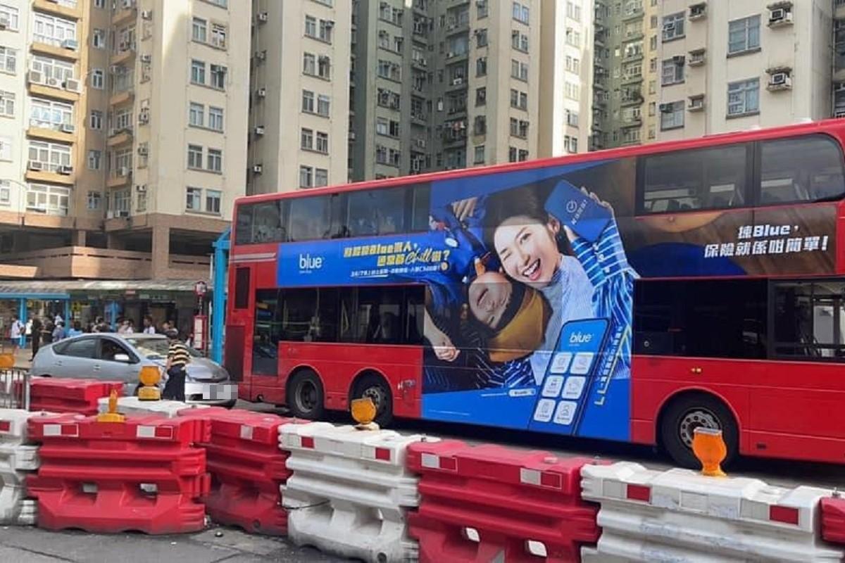 涉事私家車在美孚新邨外撞向一輛九巴。(網上圖片)