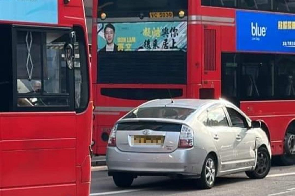 涉事私家車在美孚新邨外撞向一輛九巴。(網上圖片)