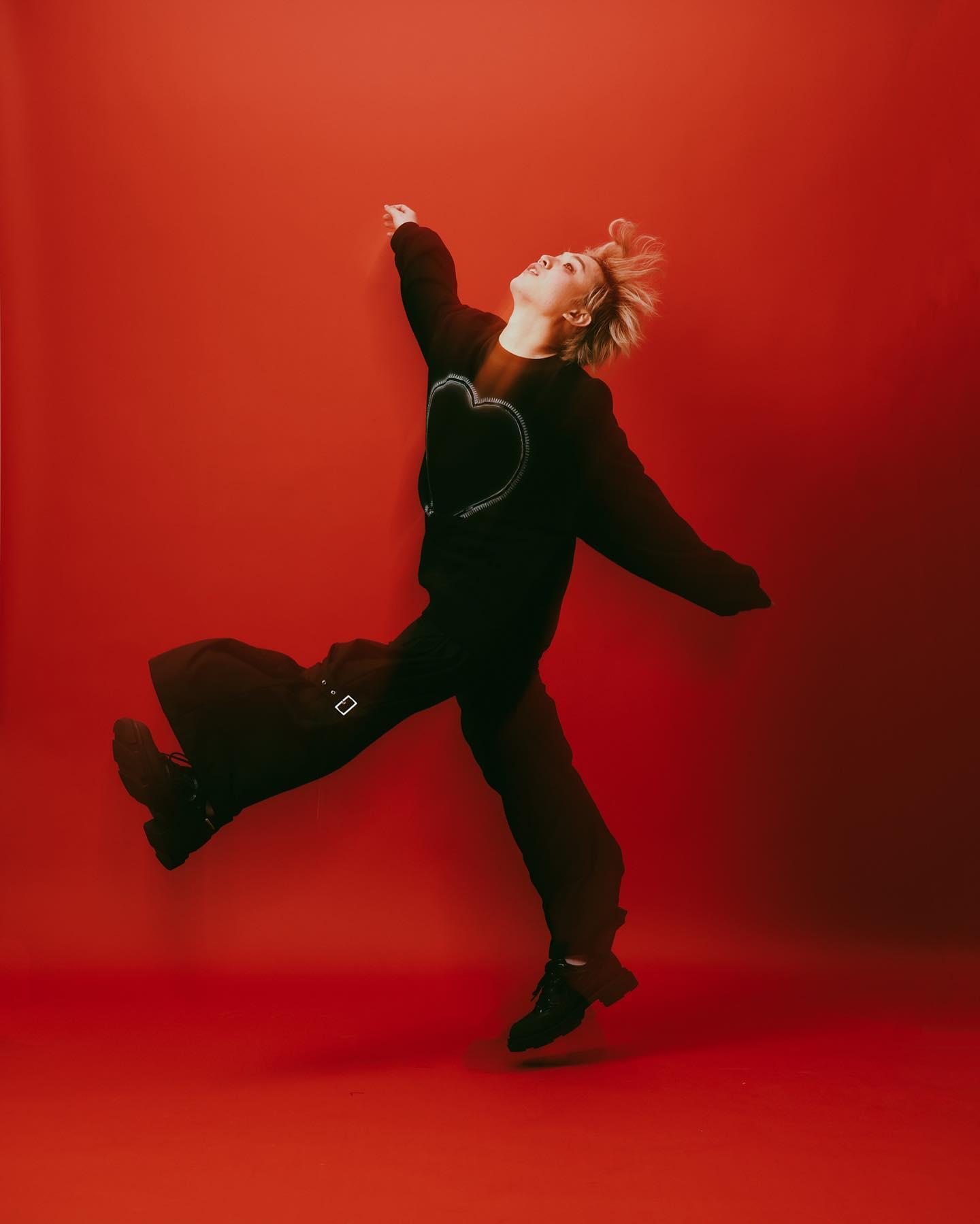 Jer在社交平台「劇透」已拍完新歌《JM單身9》MV,他在MV中化身「舞王柳」騰空飛躍。