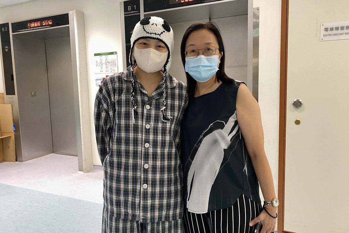 葉秀燕(右)到醫院探望Sasha。(「Symedialab新傳網」圖片)