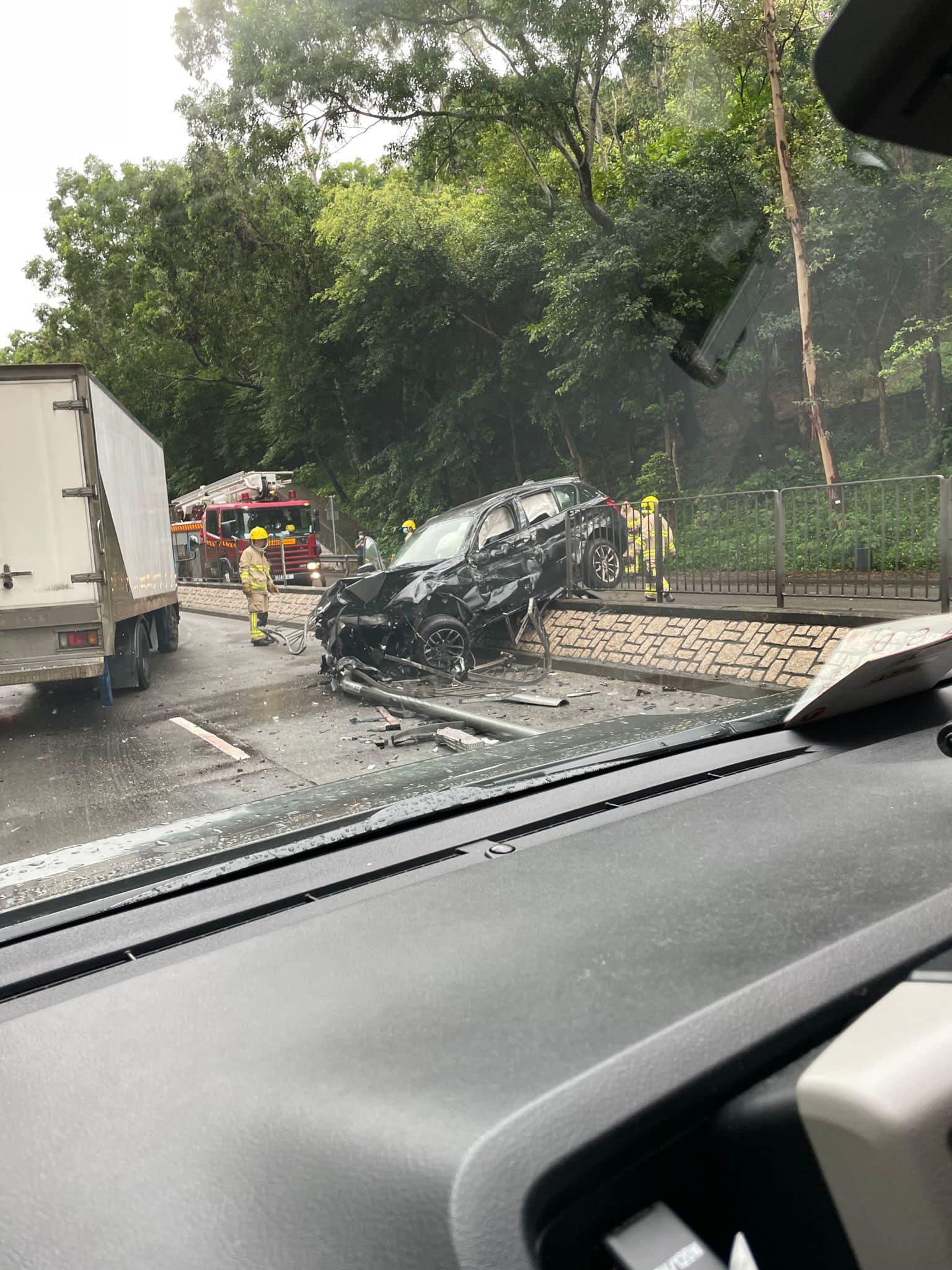 1小時3車禍釀3傷,大埔汀角路私家車鏟石壆撞爛鐵欄