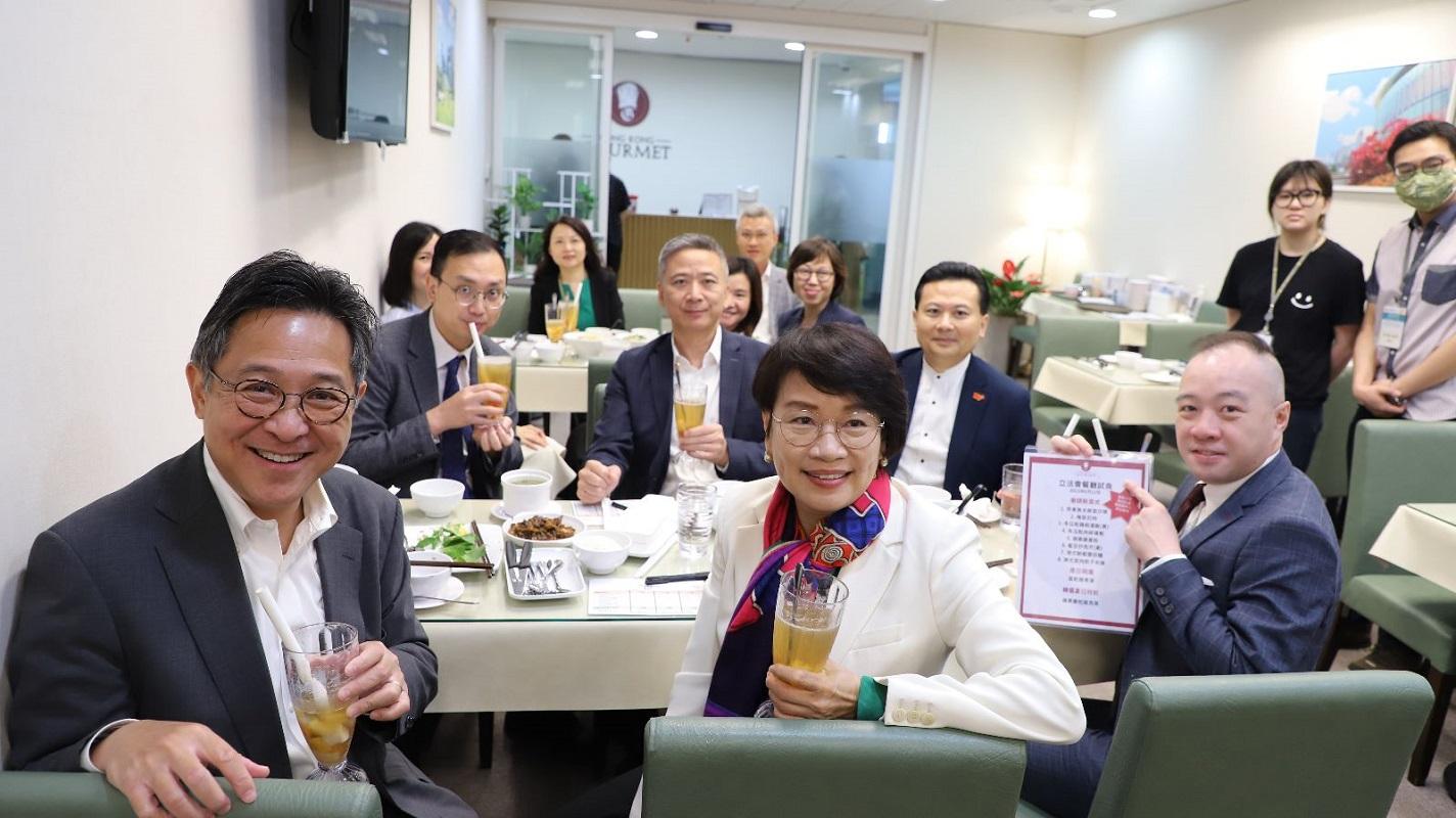 立法會餐廳營辦商今日邀請議員試食新菜式。(梁美芬FB)