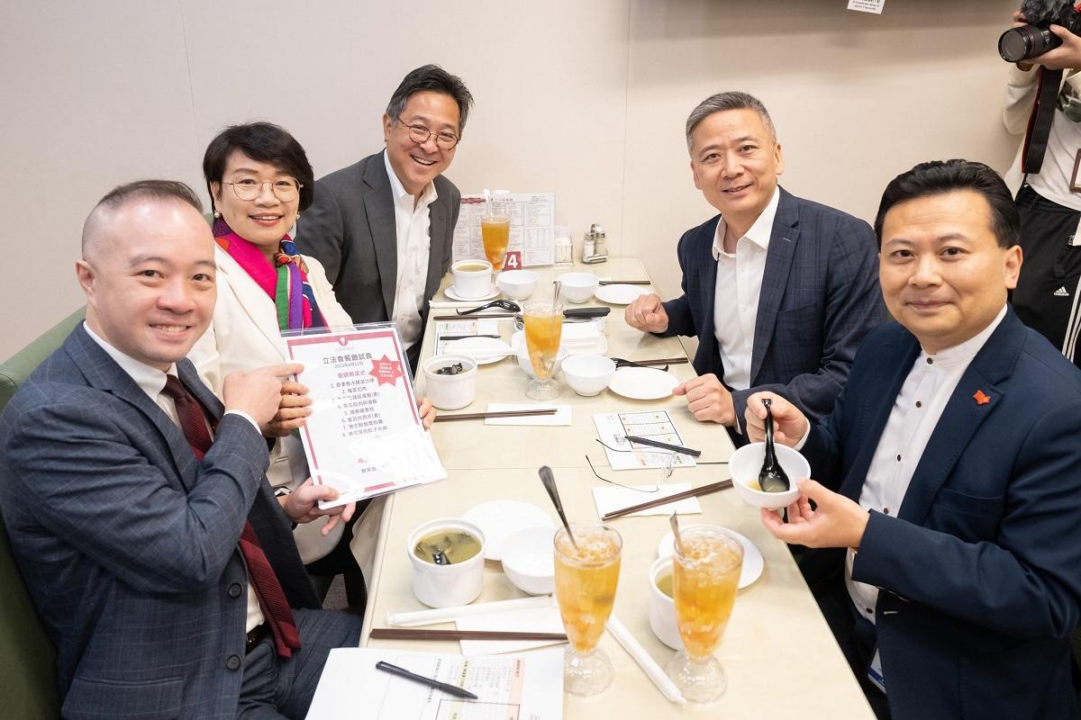 立法會餐廳營辦商今日邀請議員試食新菜式。(梁君彥FB)