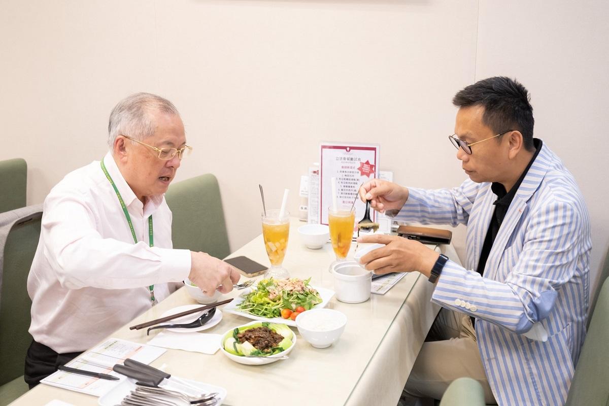 立法會餐廳營辦商今日邀請議員試食新菜式。(梁君彥FB)