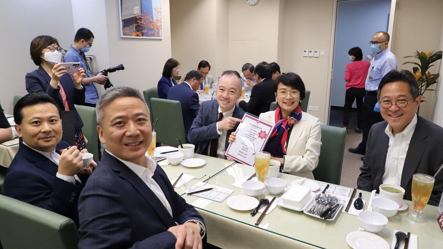 立法會餐廳營辦商今日邀請議員試食新菜式。(梁美芬FB)