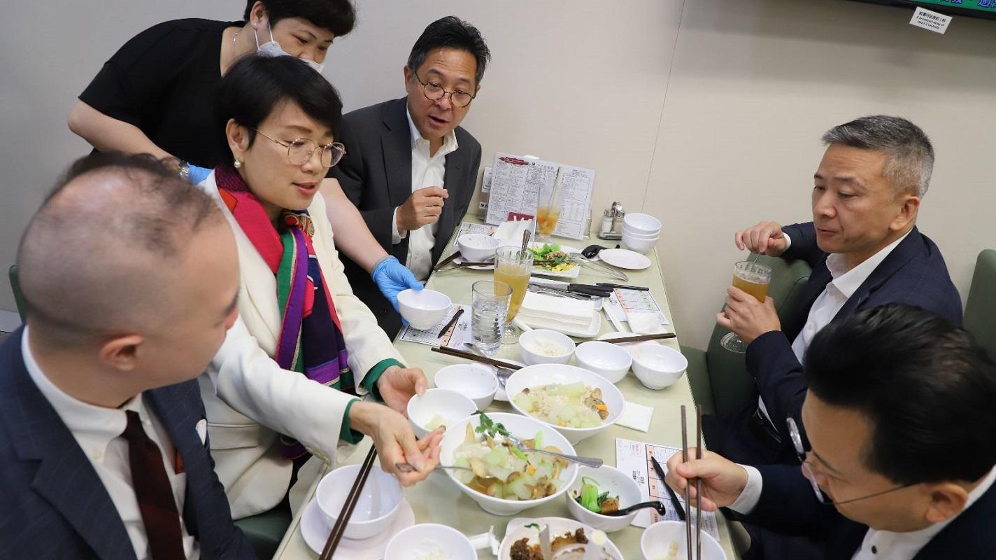 立法會餐廳營辦商今日邀請議員試食新菜式。(梁美芬FB)