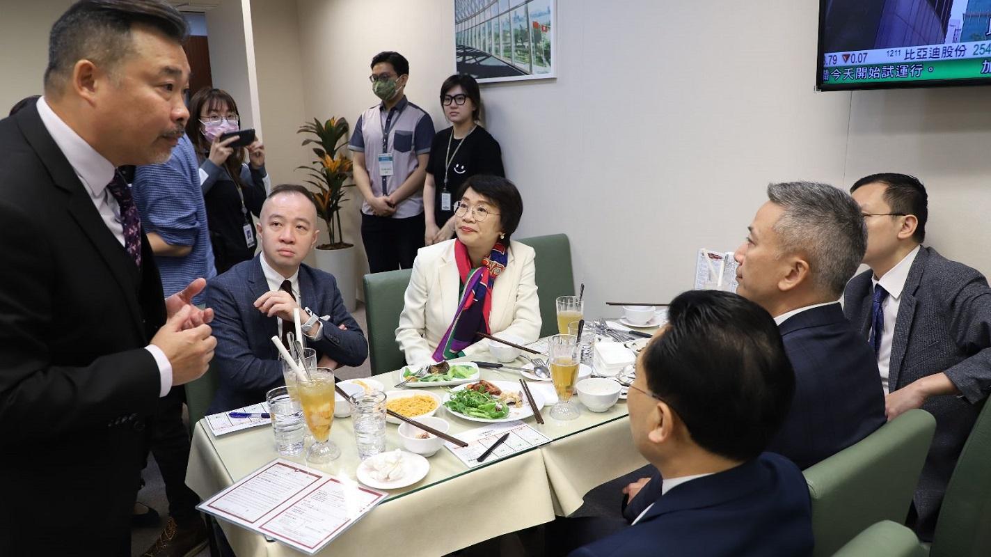 立法會餐廳營辦商今日邀請議員試食新菜式。(梁美芬FB)