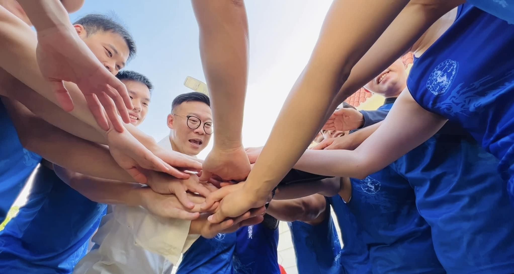 張國鈞到赤柱正灘為律政司龍舟隊打氣。(張國鈞FB)