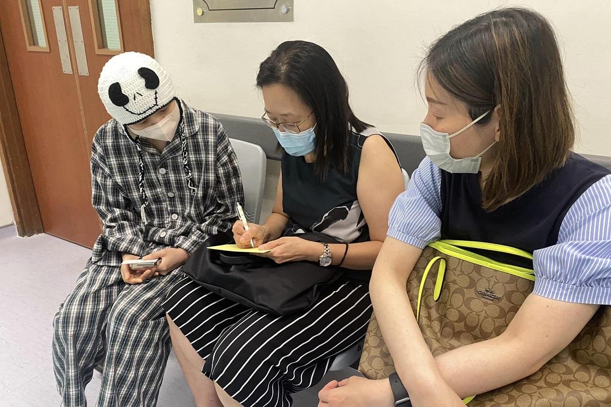 葉秀燕(中)和梁依雯(右)到醫院探望Sasha,為她提供支援和送上慰問卡。(「Symedialab新傳網」圖片)