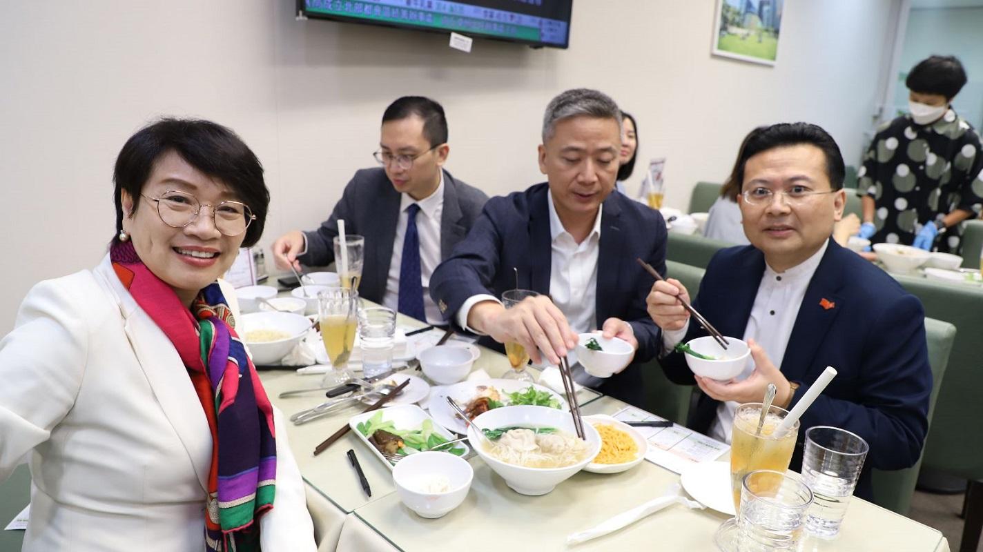 立法會餐廳營辦商今日邀請議員試食新菜式。(梁美芬FB)